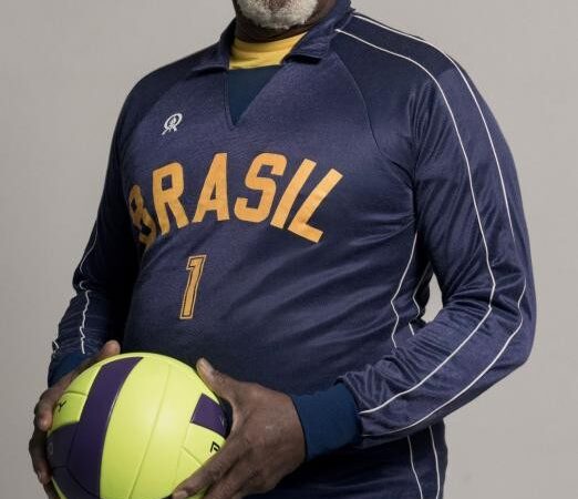 Exposição sobre o legado de Negrelli, ícone do vôlei santista, é aberta em Santos