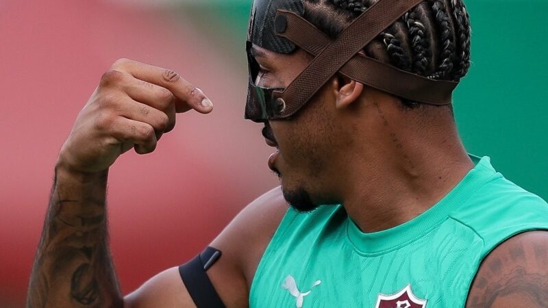 John Kennedy, do Fluminense, treina com máscara após levar pontos no nariz