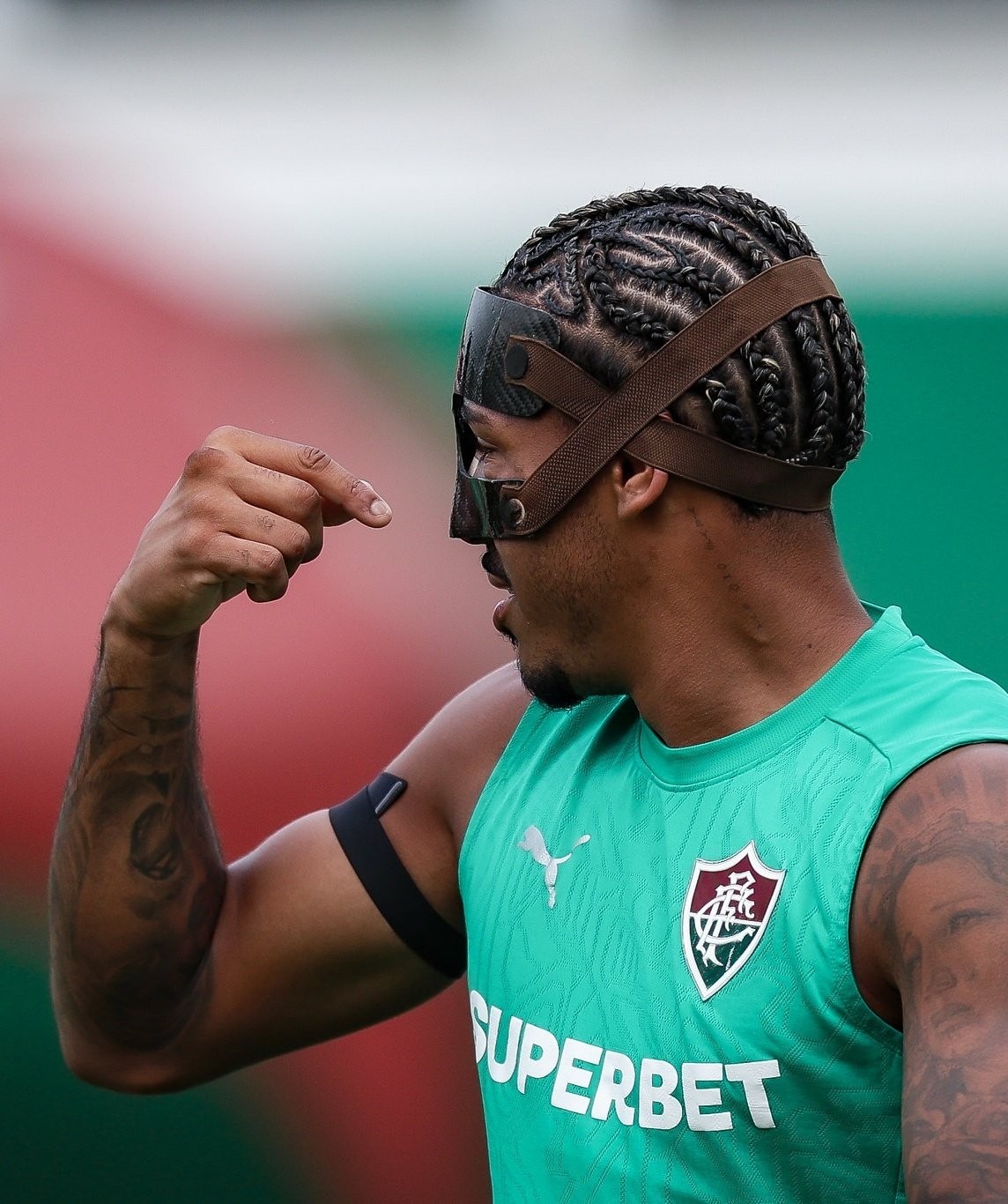 John Kennedy, do Fluminense, treina com máscara após levar pontos no nariz