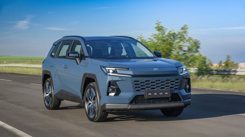 Novo Toyota RAV4 abre mão de ser plug-in para encarar chineses e dobrar as vendas; será possível?