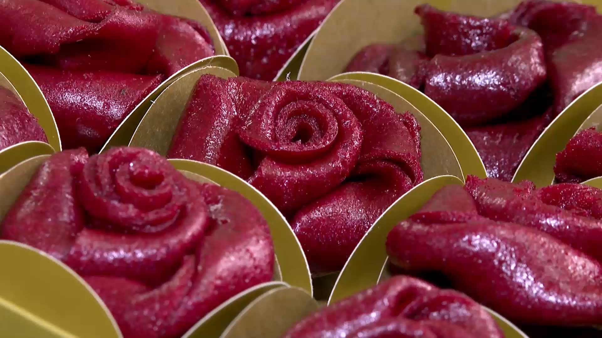 Frutas e legumes que iriam para o lixo viram couro vegetal comestível no ES