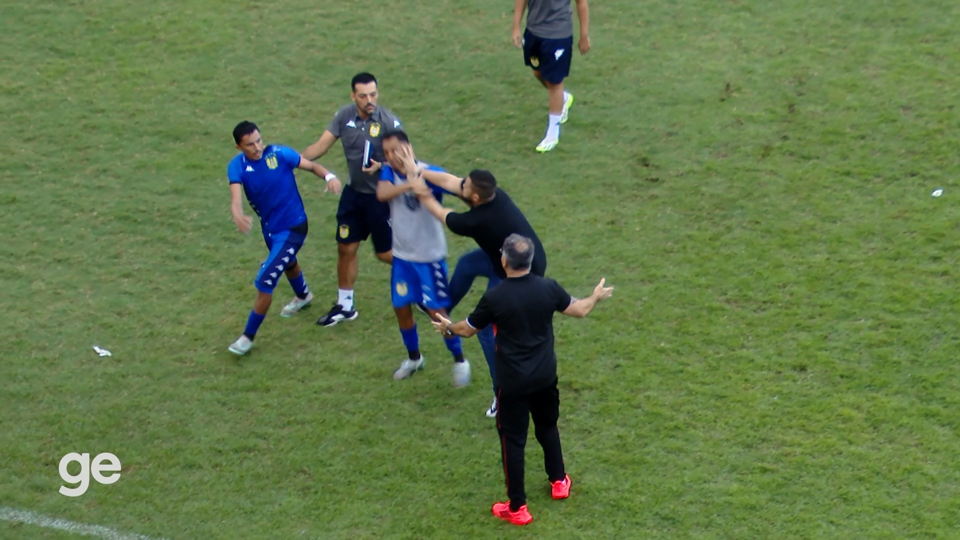 Série D: jogo termina em confusão generalizada, expulsões e agressão; veja vídeo