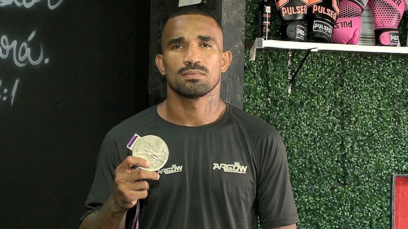 Boxeador Esquiva Falcão vende medalha olímpica para comprar academia