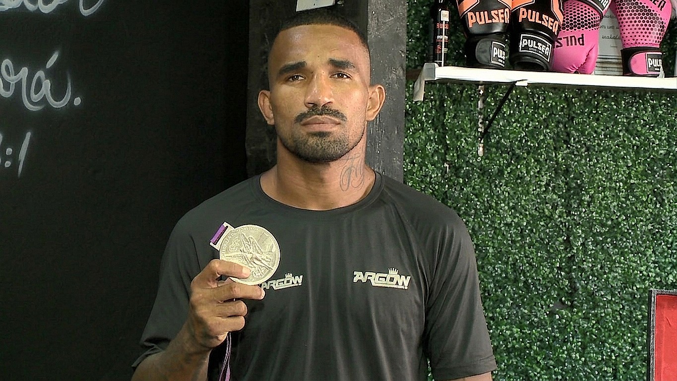 Boxeador Esquiva Falcão vende medalha olímpica para comprar academia