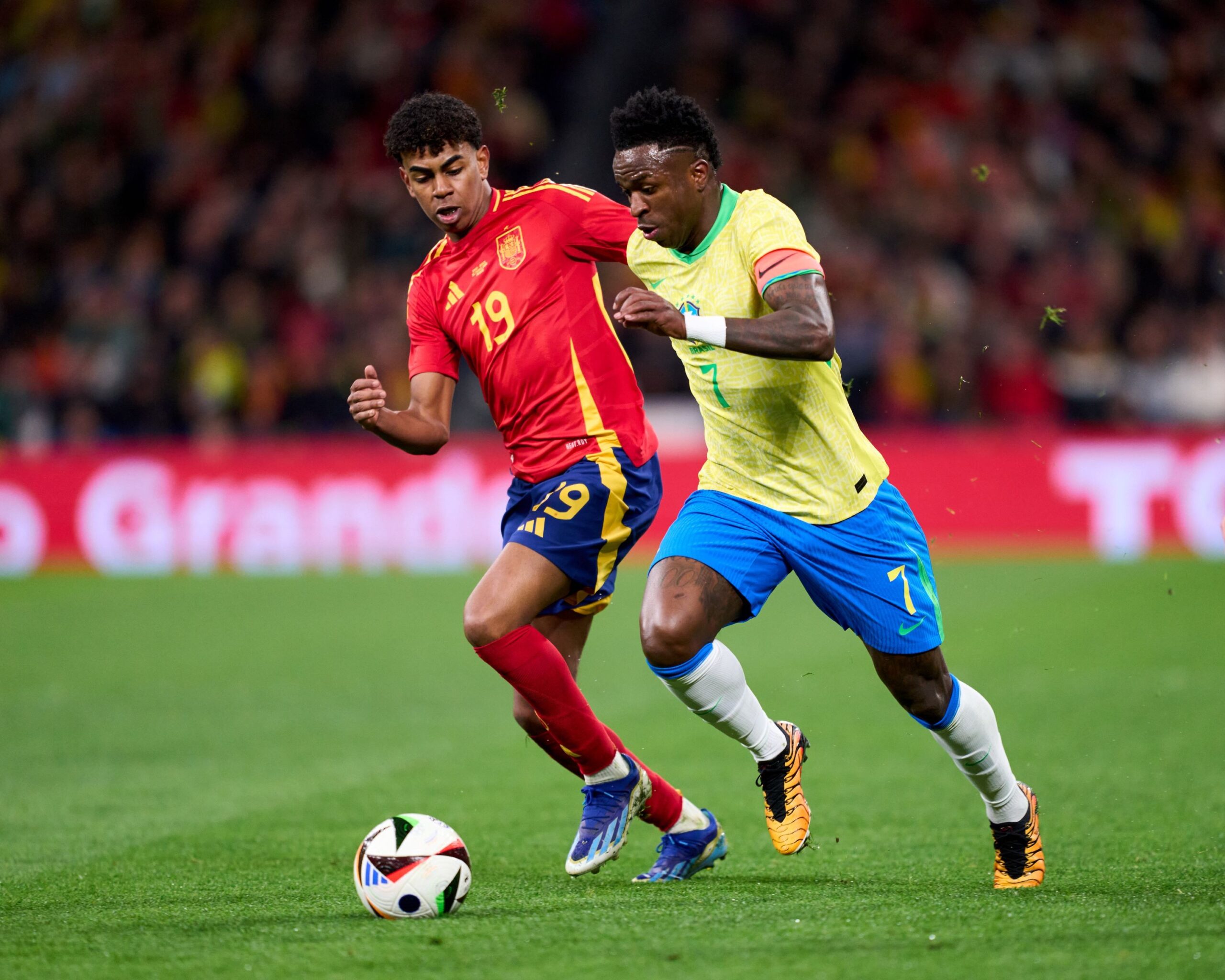 Vini Jr. fala sobre racismo sofrido por Yamal: “Importante que Lamine fale, isso pode ajudar”