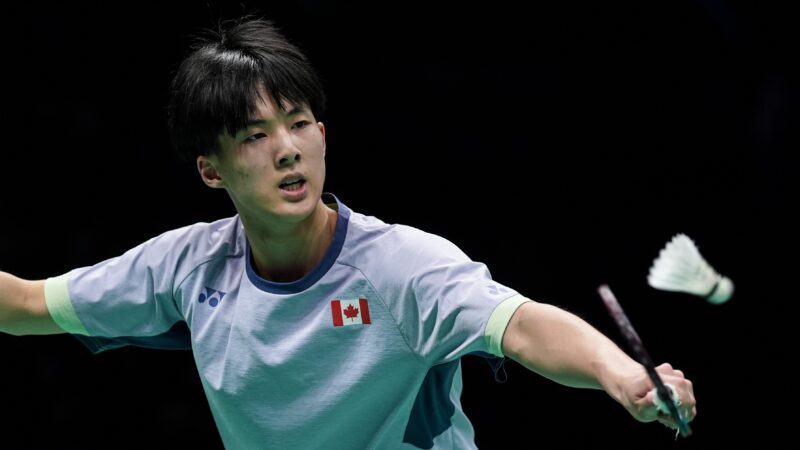 Jogador de badminton arremessa raquete em árbitra, recebe cartão vermelho, mas vence partida; veja