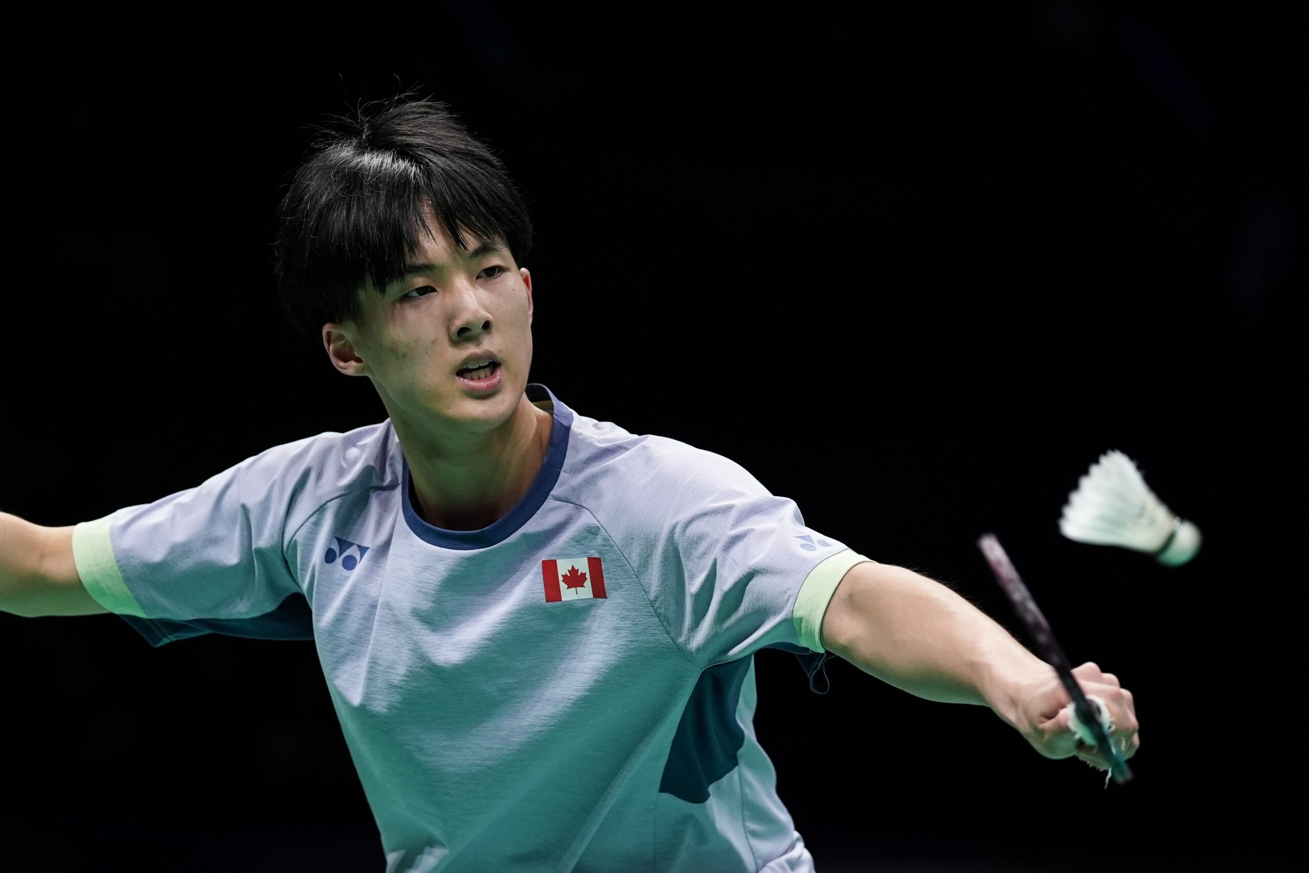 Jogador de badminton arremessa raquete em árbitra, recebe cartão vermelho, mas vence partida; veja