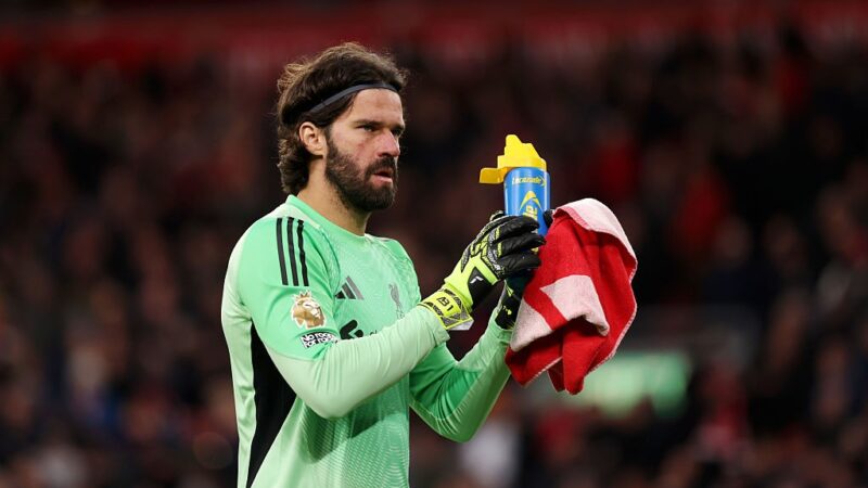 Alisson sofre nova lesão e deve desfalcar o Liverpool até o final da temporada