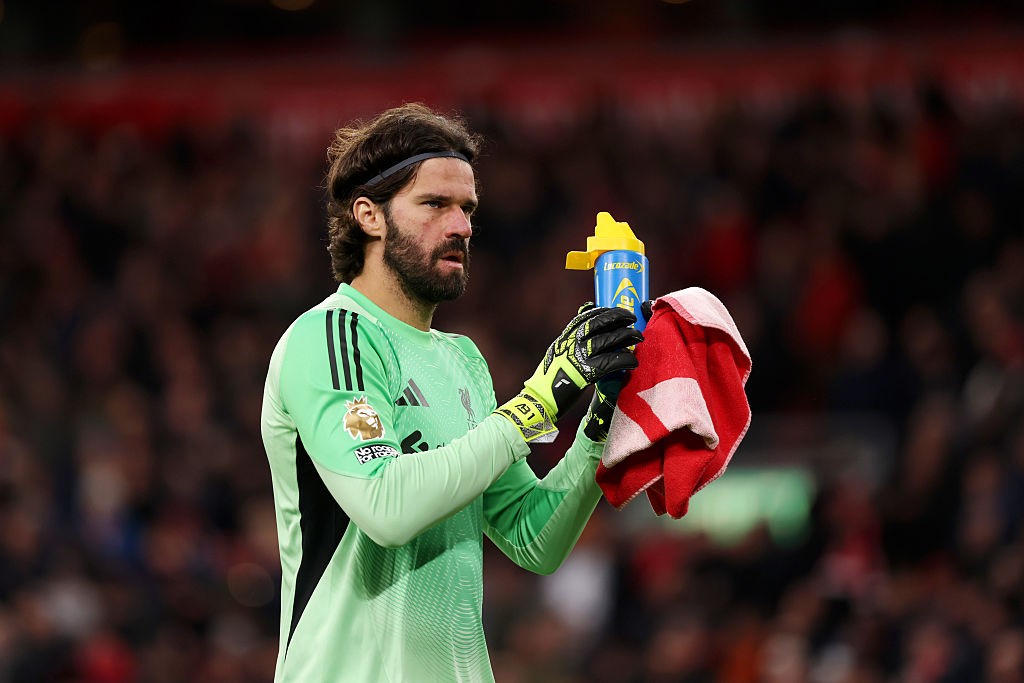 Alisson sofre nova lesão e deve desfalcar o Liverpool até o final da temporada