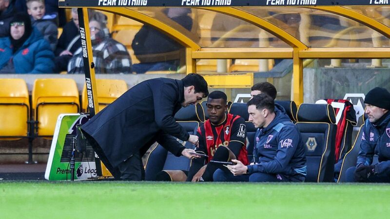 Após vitória sobre o Arsenal, Bournemouth, de Rayan, anuncia saída do técnico Iraola