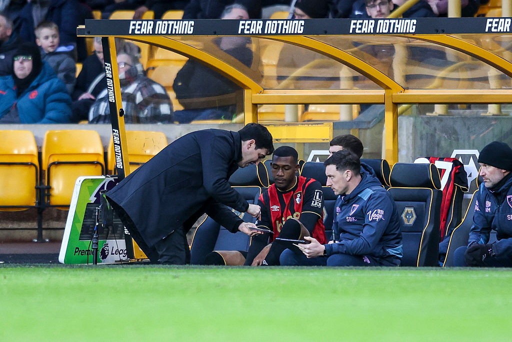 Após vitória sobre o Arsenal, Bournemouth, de Rayan, anuncia saída do técnico Iraola