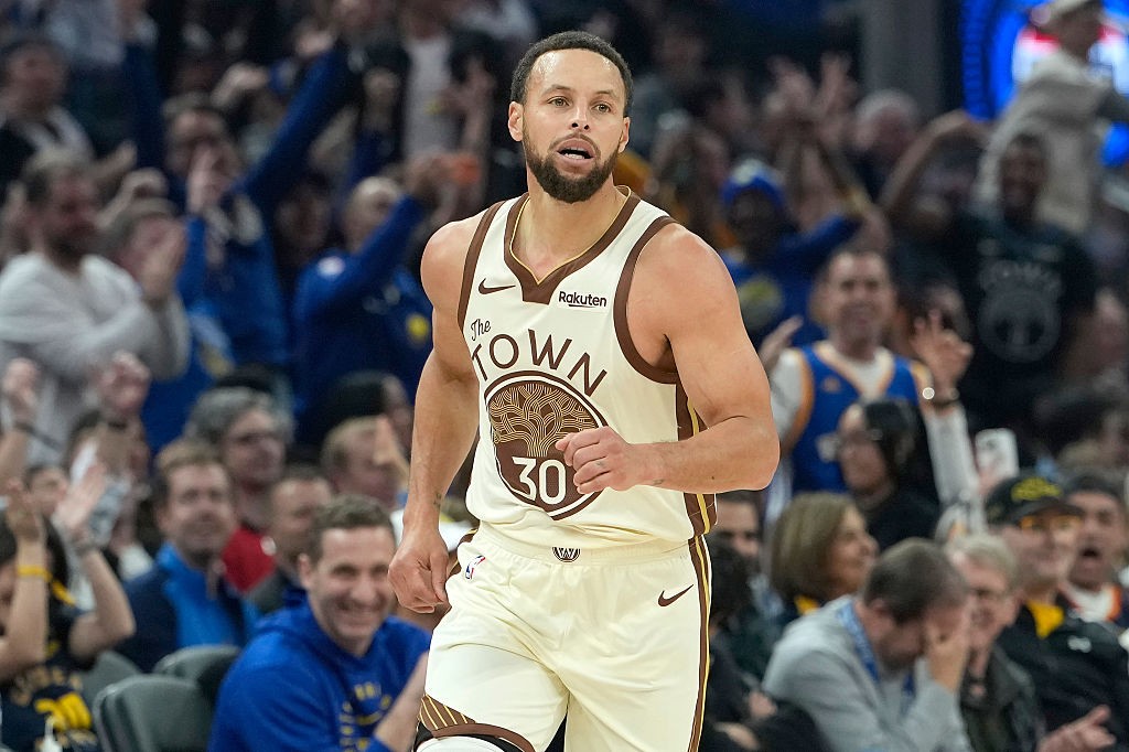 Stephen Curry lidera ranking de camisas mais vendidas na NBA; confira a lista