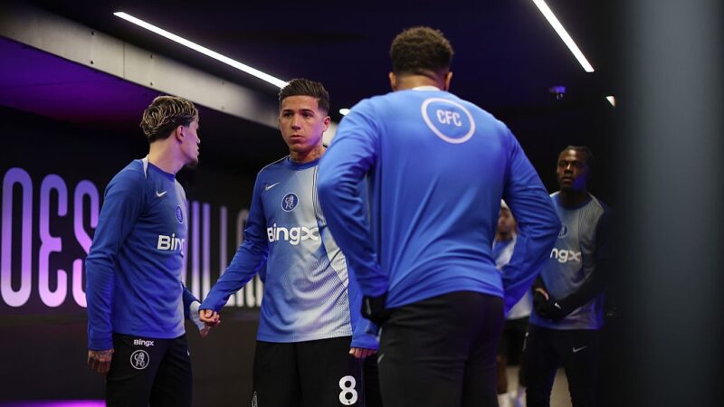 Enzo Fernández pede desculpas por flerte com Real Madrid, mas segue barrado no Chelsea contra o City