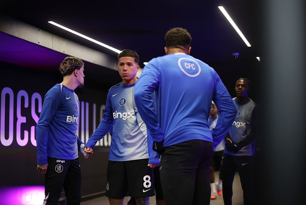 Enzo Fernández pede desculpas por flerte com Real Madrid, mas segue barrado no Chelsea contra o City