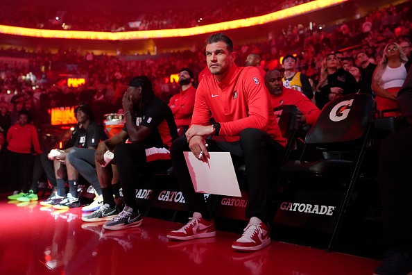 Primeiro técnico brasileiro na NBA, Tiago Splitter estreia no play-in nesta terça-feira