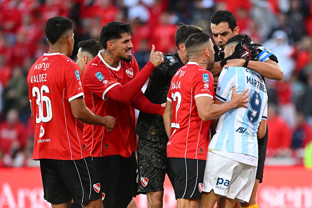 Atacante erra cavadinha em pênalti e lida com provocações de rivais em clássico na Argentina