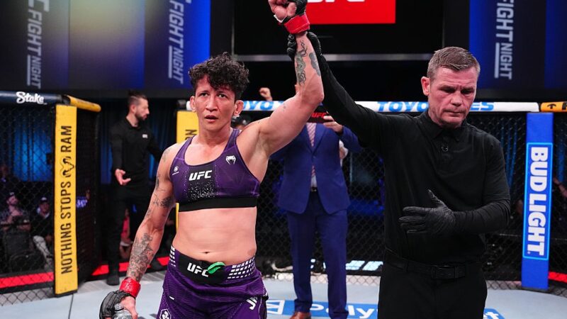 UFC: Renato Moicano finaliza rival; Virna Jandiroba bate Tabatha Ricci