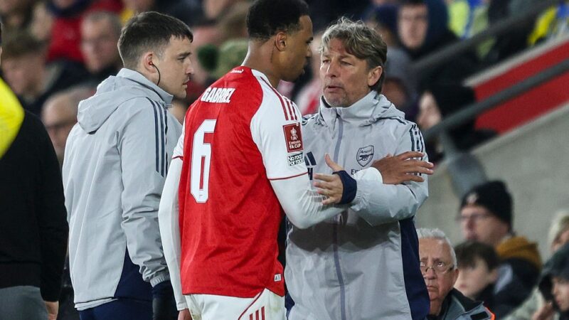 Após corte da Seleção, Gabriel Magalhães sai machucado em jogo do Arsenal e preocupa para Champions