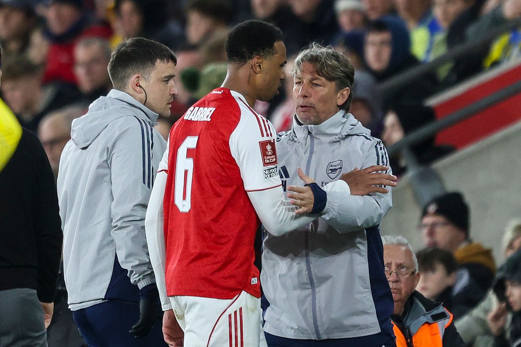 Após corte da Seleção, Gabriel Magalhães sai machucado em jogo do Arsenal e preocupa para Champions