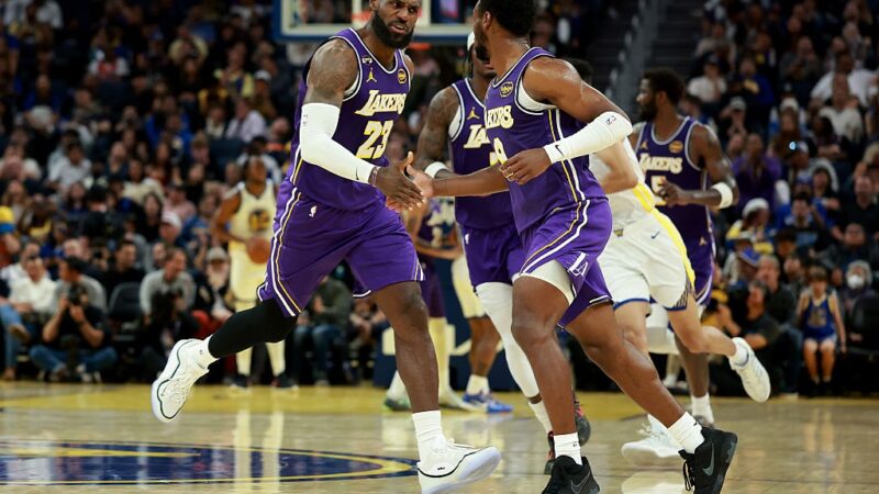 LeBron e Bronny fazem história com 1ª assistência de filho para pai na NBA; veja vídeo