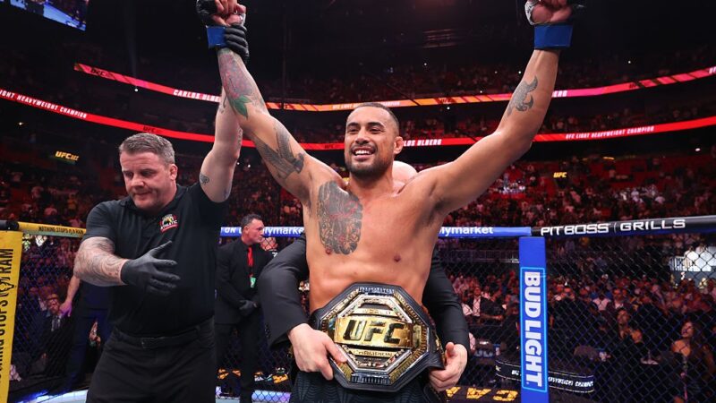 Carlos Ulberg diz que perdeu o cinturão após comemorar título no UFC 327