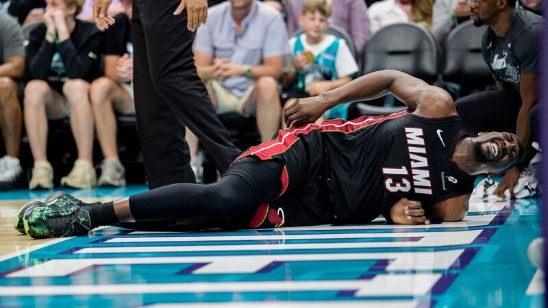 Bam Adebayo cai em lance com LaMelo Ball, deixa jogo e Heat é eliminado pelos Hornets