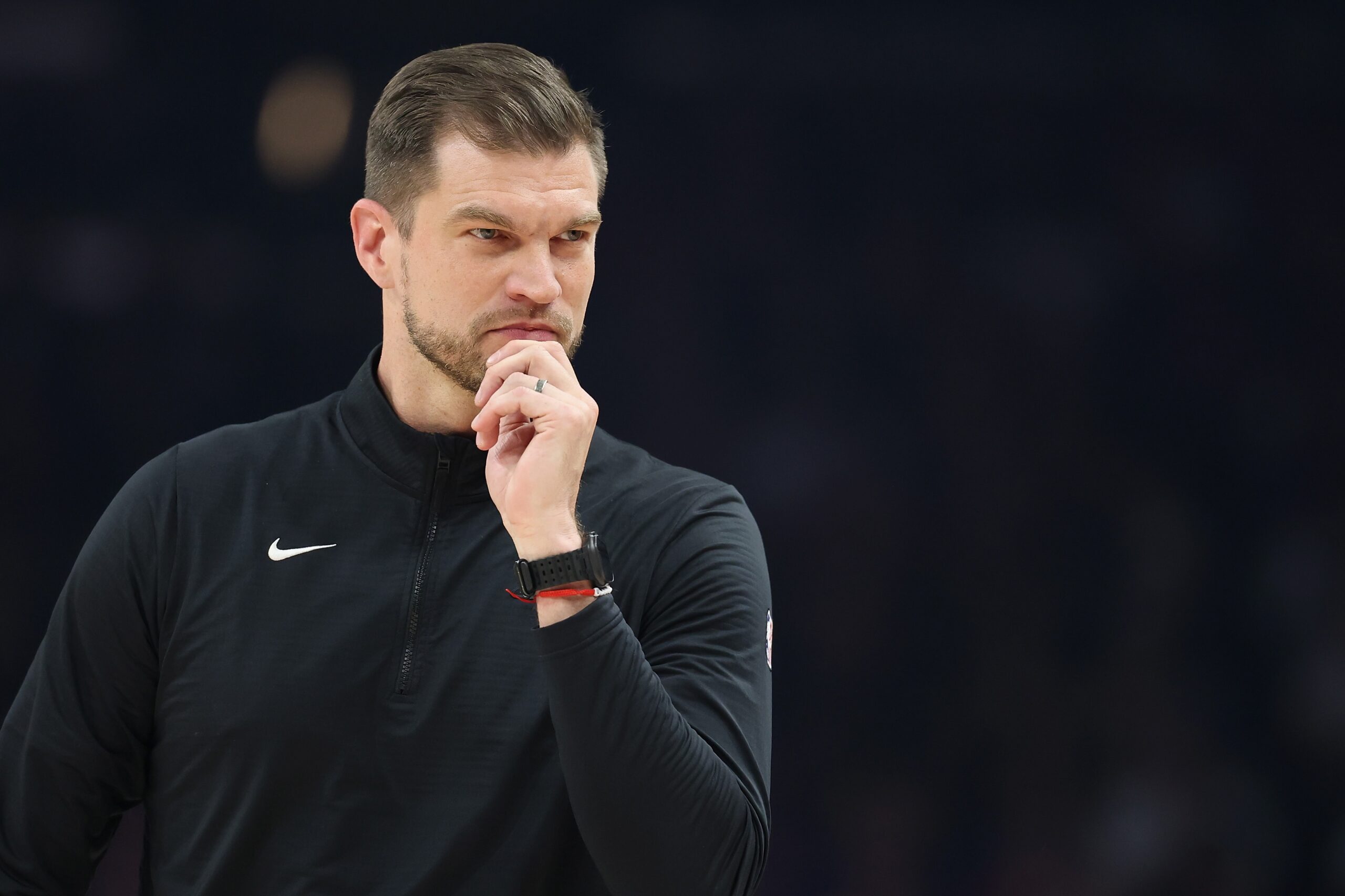 Técnico dos Blazers, Tiago Splitter é ovacionado pela torcida dos Spurs nos playoffs da NBA; assista