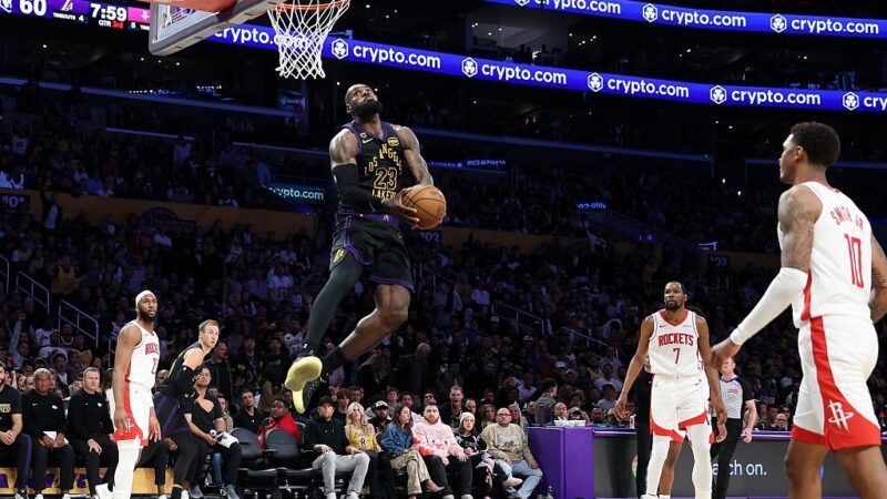 Enterrada de costas de LeBron viraliza e embala Lakers para abrir 2 a 0 nos playoffs
