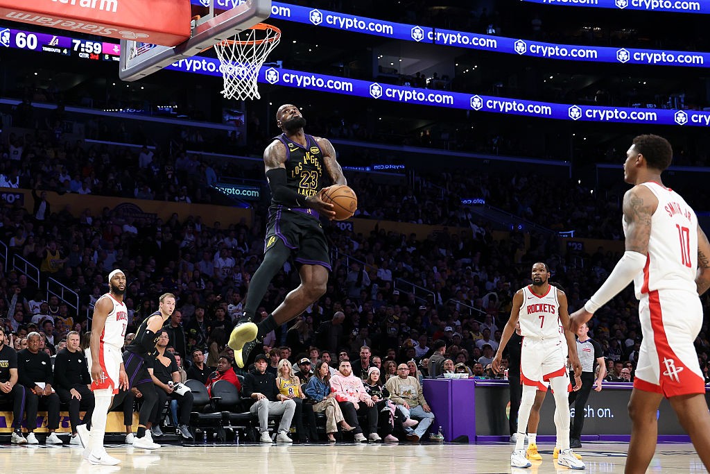 Enterrada de costas de LeBron viraliza e embala Lakers para abrir 2 a 0 nos playoffs