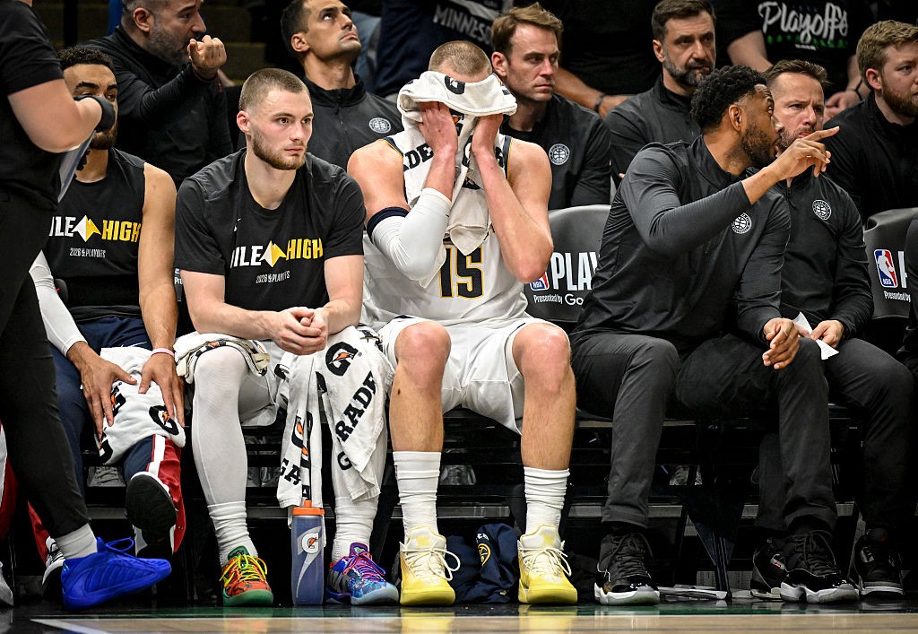 Jokic anota duplo-duplo, mas Nuggets perdem para os Timberwolves e ficam em desvantagem nos playoffs