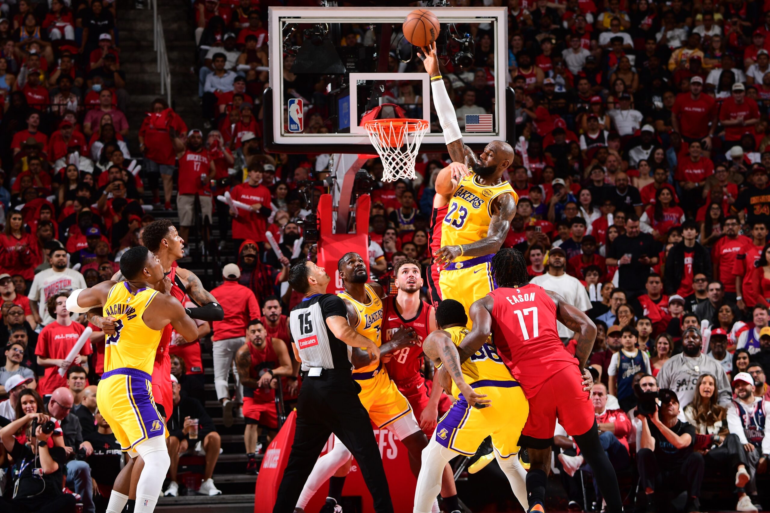 Liderados por LeBron, Lakers vencem Rockets na prorrogação e abrem 3 a 0 nos playoffs da NBA