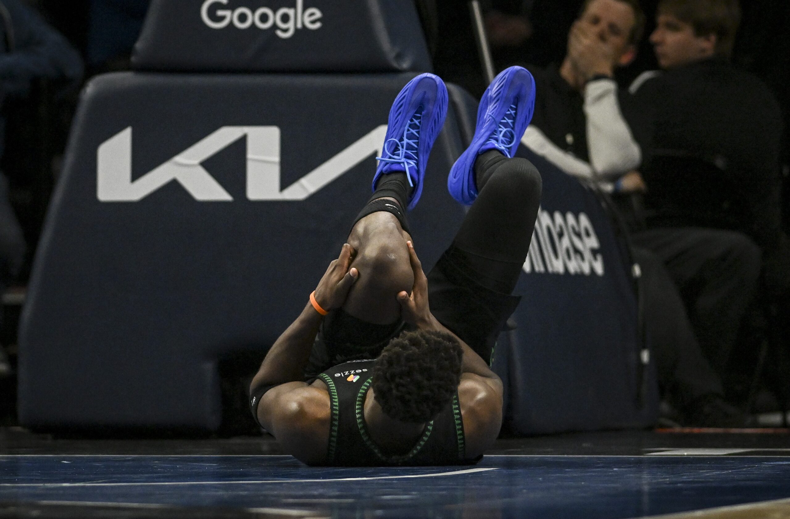 Wolves vencem Nuggets em jogo com confusão e lesões de Donte DiVincenzo e Anthony Edwards