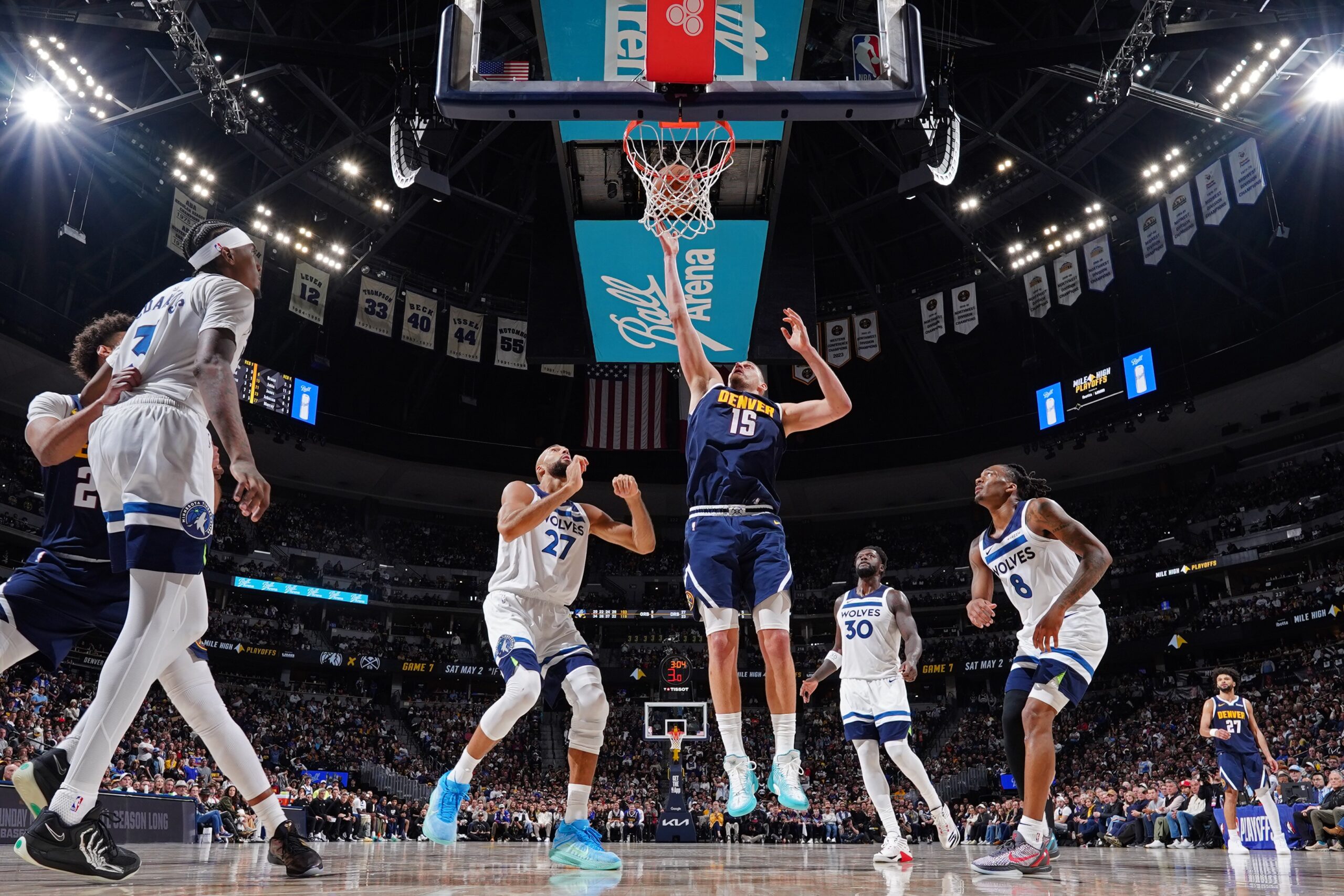Em jogo marcado por provocações e show de Jokic, Nuggets vencem Wolves e seguem vivos nos playoffs