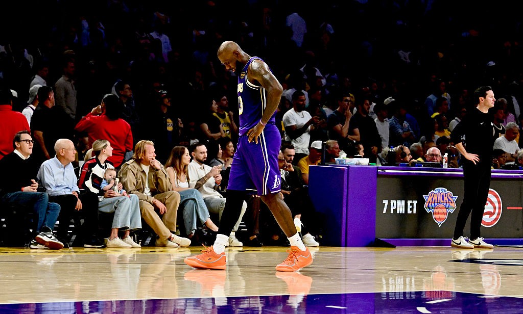 LeBron se revolta com fala de rival após derrota dos Lakers: “Estou pouco me f*dendo. Sou velho demais para essa p*rra”; vídeo