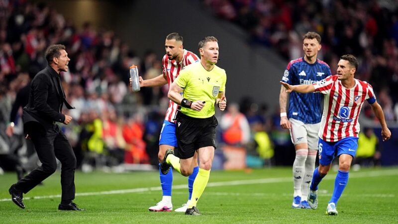 Zagueiro do Arsenal pisa em escudo do Atlético de Madrid e irrita Simeone; vídeo