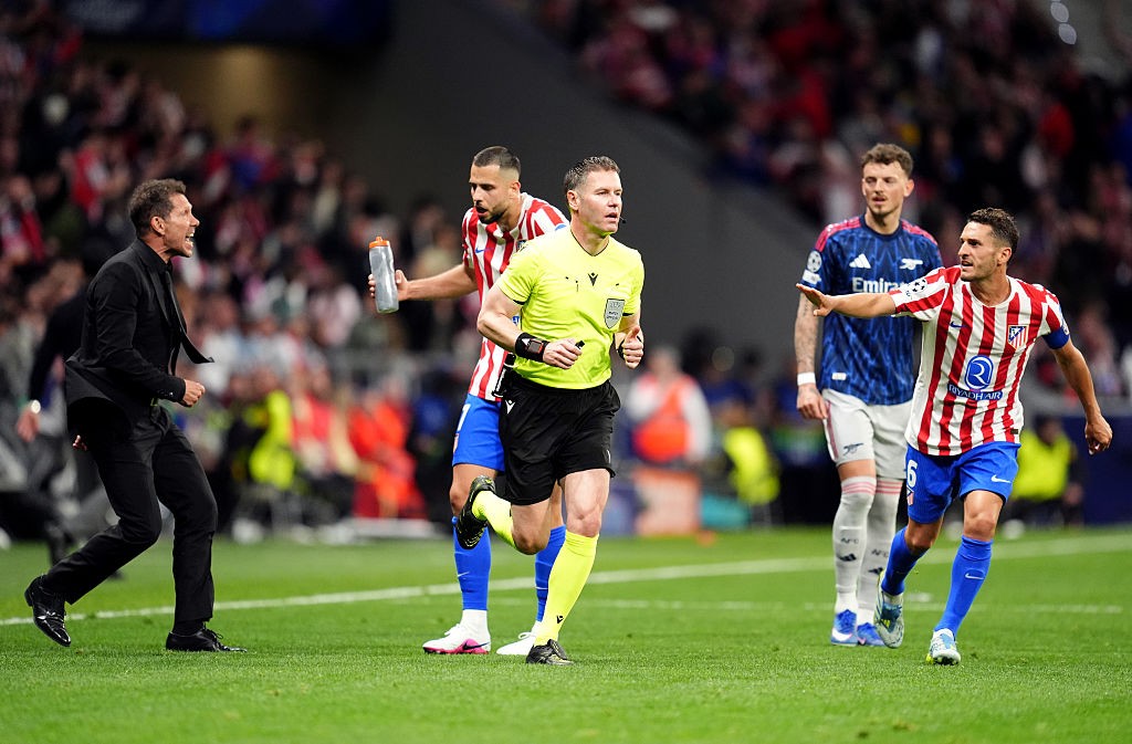 Zagueiro do Arsenal pisa em escudo do Atlético de Madrid e irrita Simeone; vídeo