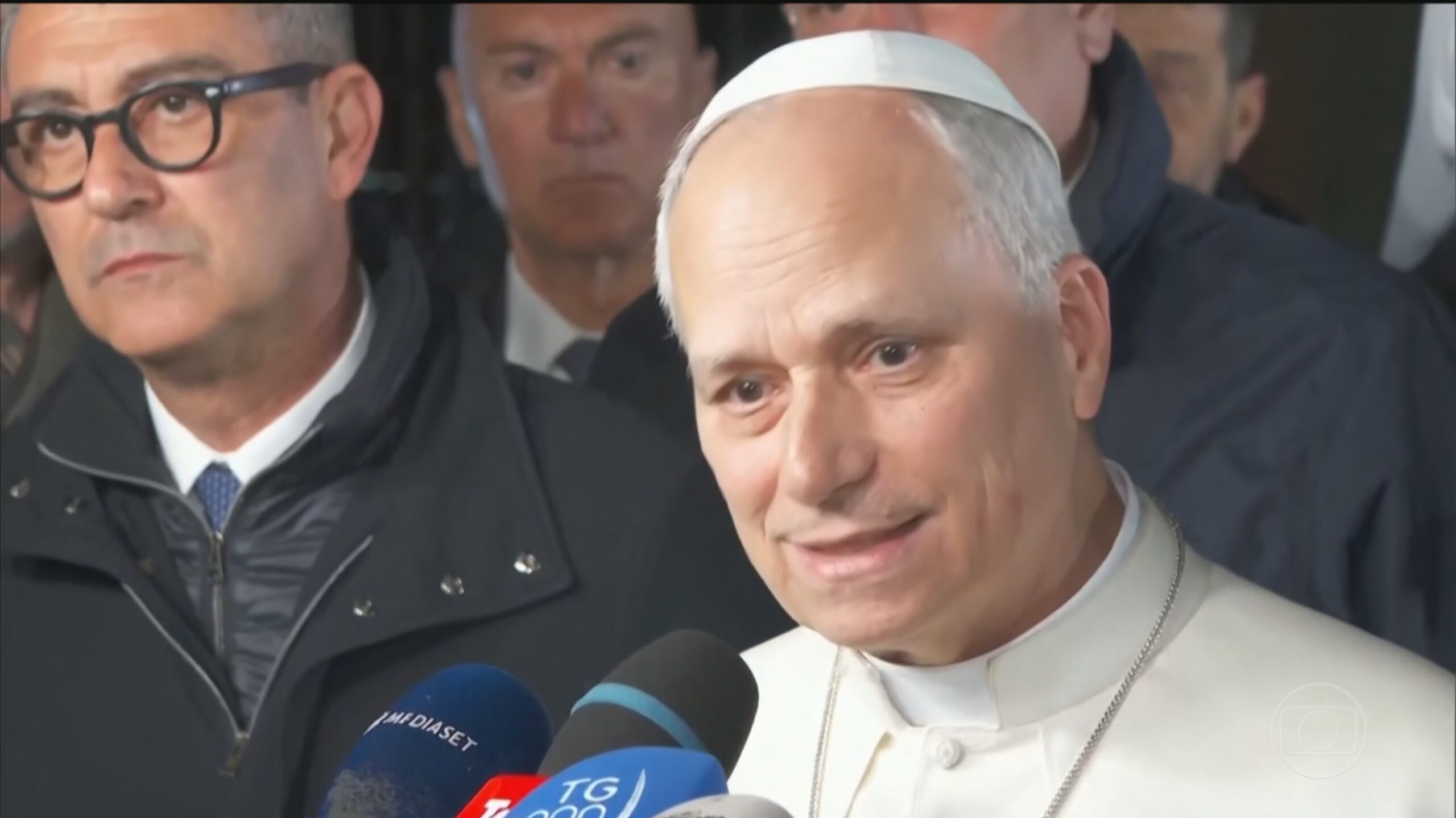 Papa Leão XIV pede o fim da ‘loucura da guerra’ enquanto EUA e Irã iniciam conversas