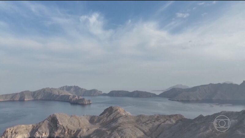 Três navios foram atingidos no Estreito de Ormuz, diz agência