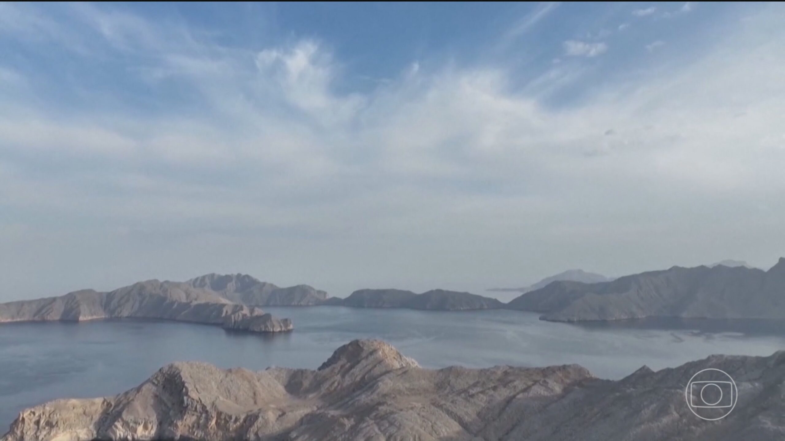 Três navios foram atingidos no Estreito de Ormuz, diz agência