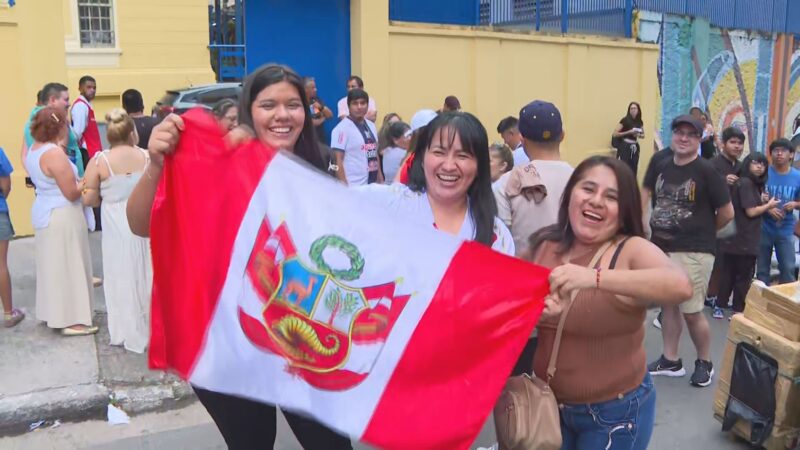 Peruanos residentes em SP fazem fila para votar em colégio da Avenida Paulista