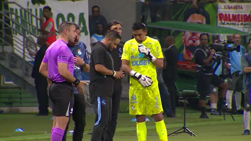 Assista: goleiro do Sporting Cristal olha celular antes de pênalti batido por Flaco López, do Palmeiras