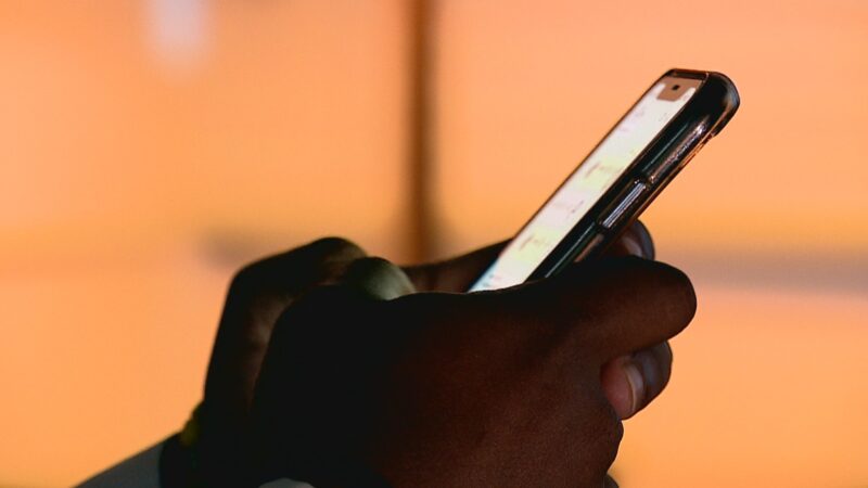 ‘Detox digital’: jovens ficam um mês sem smartphone e dizem se sentir melhor