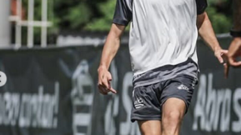 Artilheiro da Série B, atacante do Athletic dedica hat-trick e vitória a companheiro após morte da mãe