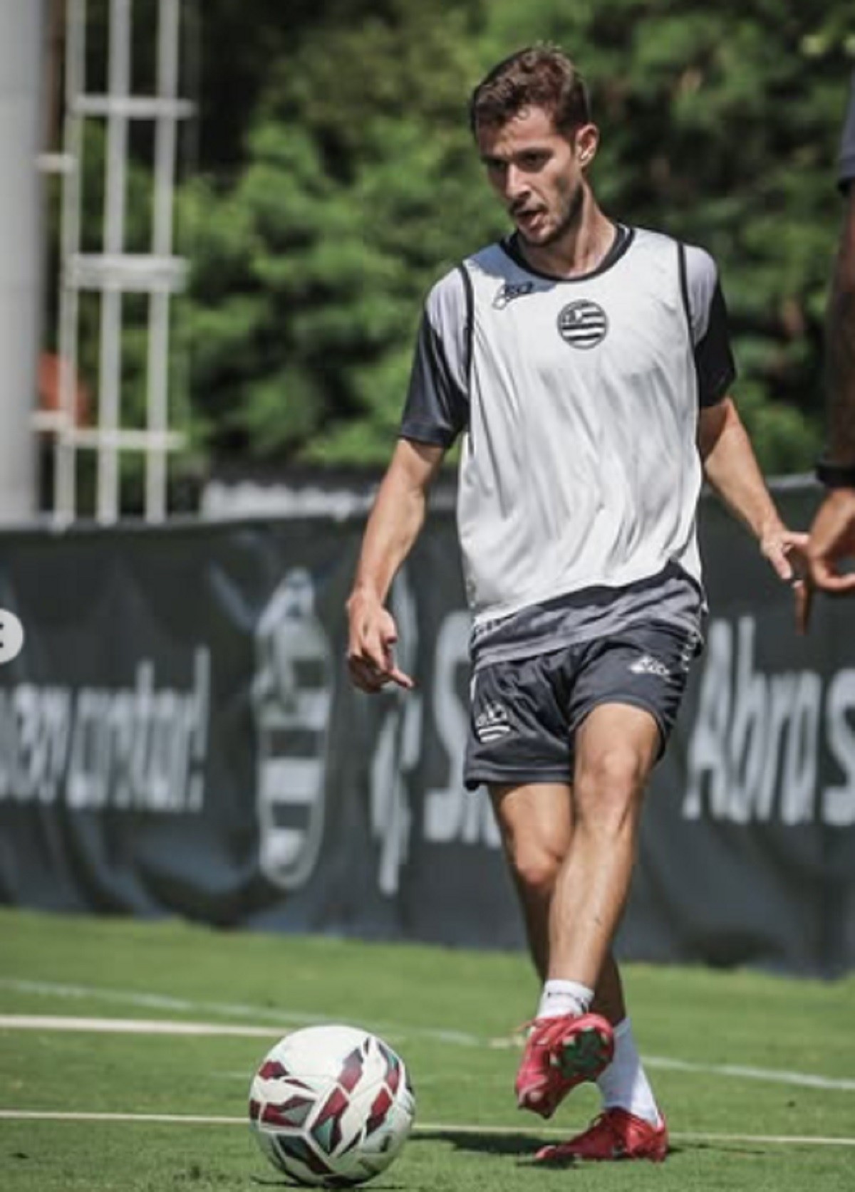 Artilheiro da Série B, atacante do Athletic dedica hat-trick e vitória a companheiro após morte da mãe