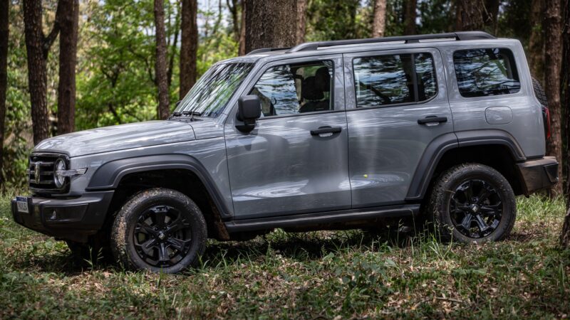 Salão de Pequim: GWM Tank 300 ganha motor híbrido plug-in flex no Brasil, por R$ 342.000