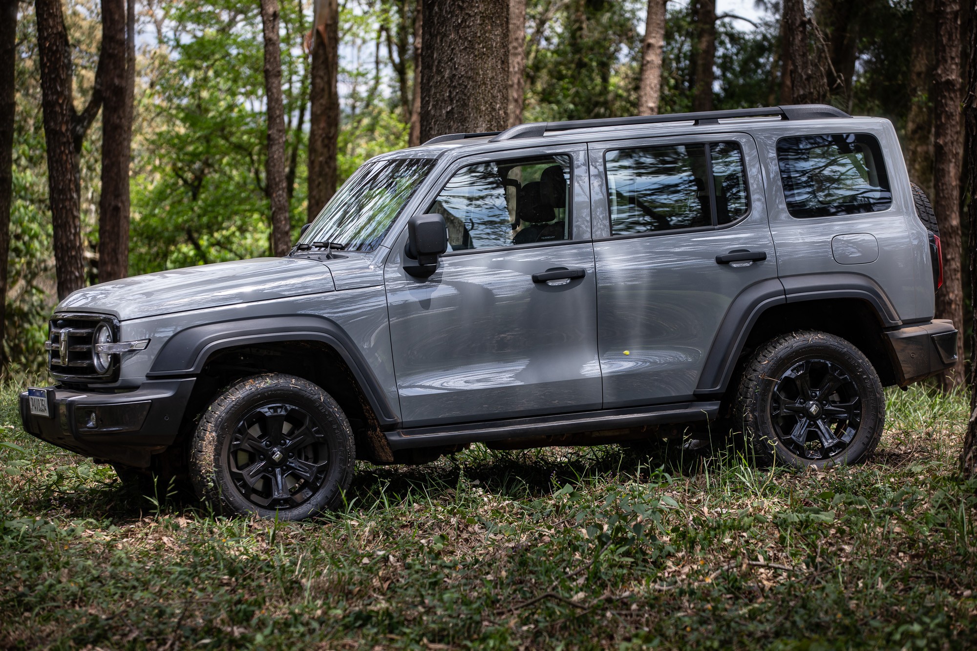 Salão de Pequim: GWM Tank 300 ganha motor híbrido plug-in flex no Brasil, por R$ 342.000