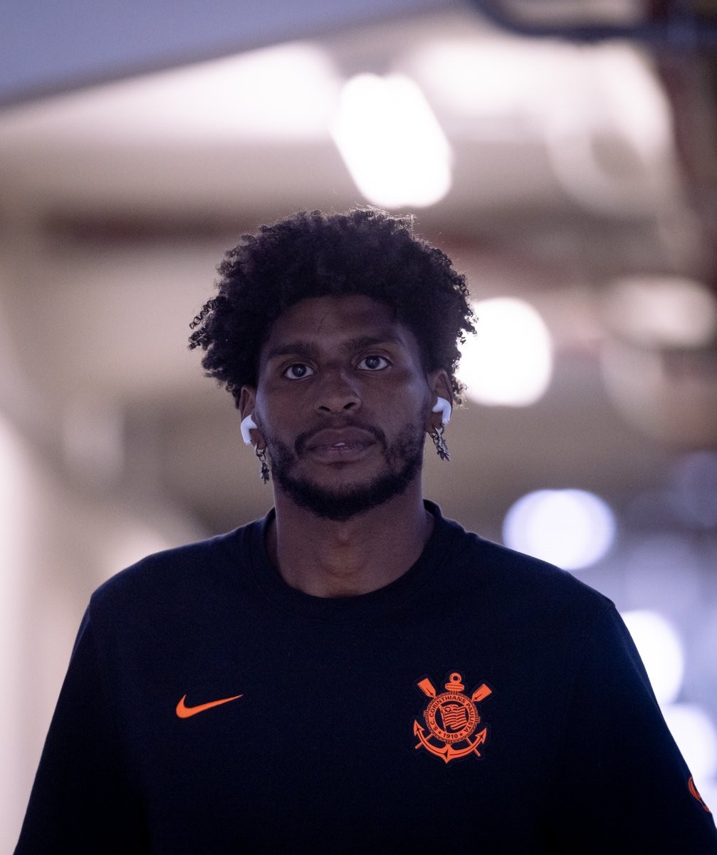 Escalação do Corinthians: Hugo Souza viaja, e Diniz prepara mudanças na defesa
