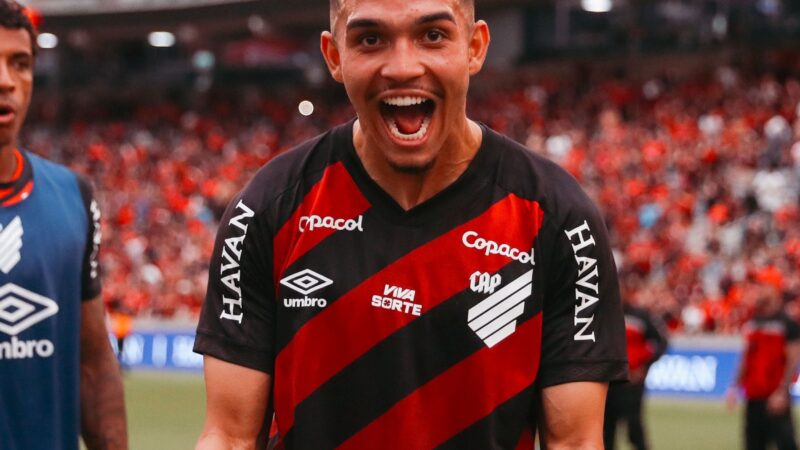 De quase dispensado a destaque: como Arthur Dias ascendeu no Athletico e virou alvo da Europa