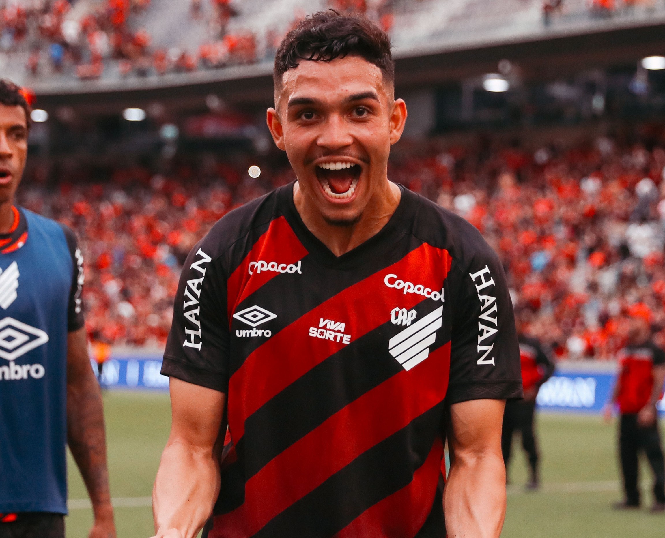 De quase dispensado a destaque: como Arthur Dias ascendeu no Athletico e virou alvo da Europa