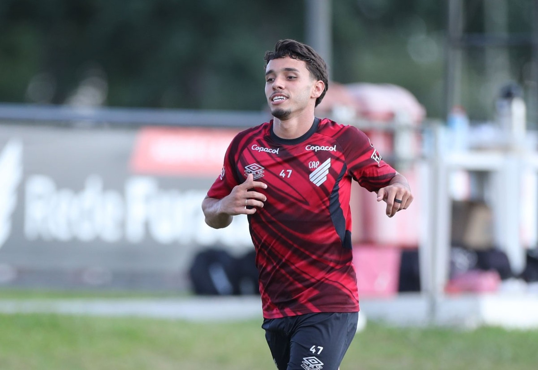 Atacante do Athletico, Chiqueti relata “momento complicado” em internação e projeta volta aos jogos